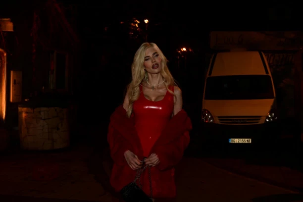 KONTROVERZNU UČESNICU RIJALITIJA NAPALO NEKOLIKO MUŠKARACA! Deniz Dejm BRUTALNO ISKRENA o SPONZORIMA: "Pljunula sam im u lice..." (GALERIJA)