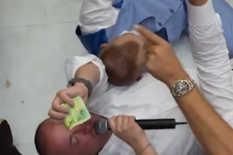 Đani se valja po podu