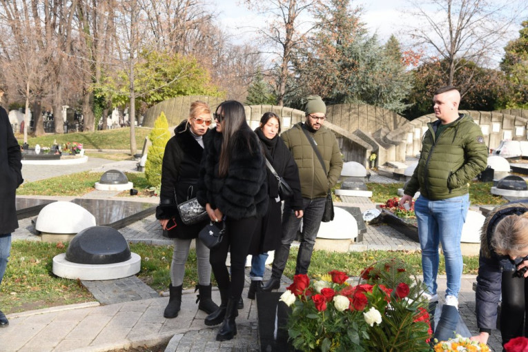 Marija Ramadanovski na pomenu ocu Džeju Ramadanovskom