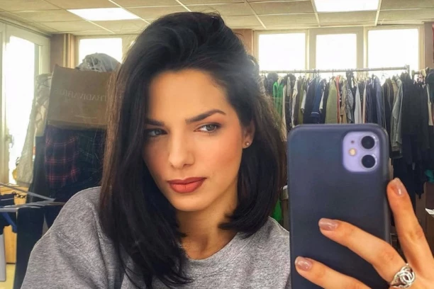 PORODILA SE SPRSKA GLUMICA! Lepa ko lutka, a sada je postala MAJKA - svi je znate iz HIT SERIJE, evo kog POLA je beba! (FOTO)