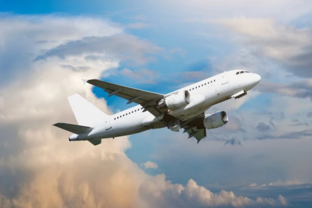 TRAGEDIJA U AVIONU! Novorođenče preminulo na letu