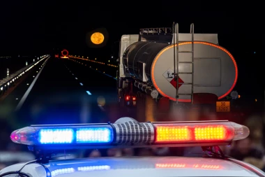 PREVRNUO SE KAMION SA CISTERNOM! Haos na auto-putu kod Novog Sada: Probio zaštitnu ogradu, oštećeno više vozila! (FOTO)