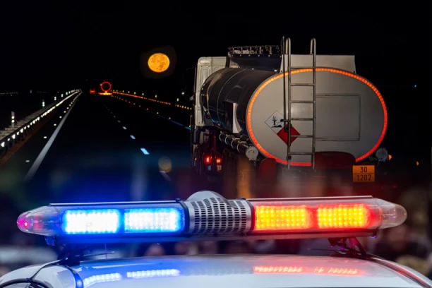 PREVRNUO SE KAMION SA CISTERNOM! Haos na auto-putu kod Novog Sada: Probio zaštitnu ogradu, oštećeno više vozila! (FOTO)