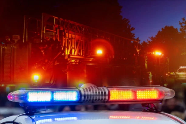 GORI VIŠE SPRATOVA U STAMBENOJ ZGRADI! Panična evakucija stanara - ulica kompletno blokirana! (VIDEO)