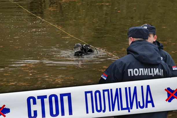 TELO PLUTALO NA ŠUMARIČKOM JEZERU! Žena je došla taksijem, a onda su ribolovci zatekli JEZIV PRIZOR!
