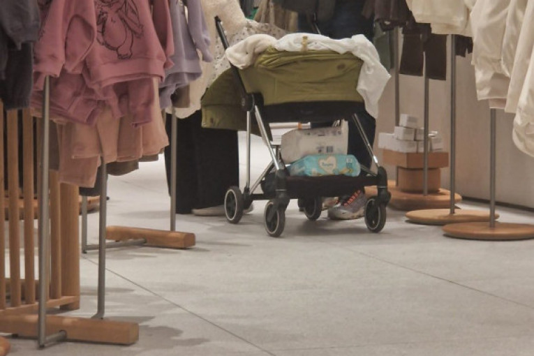 Radovan Vujović sa partnerkom i bebom u kupovini