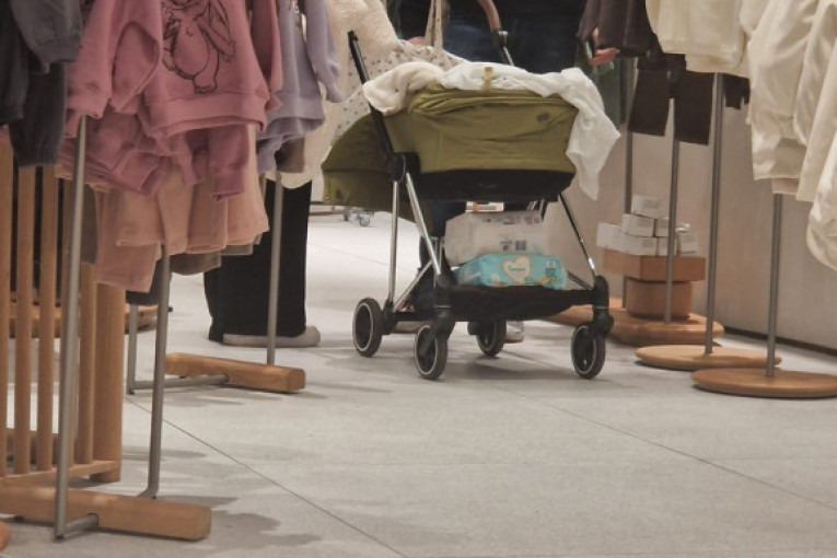 Radovan Vujović sa partnerkom i bebom u kupovini