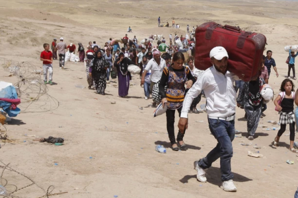 KAD NEĆE MILOM, ONDA ĆE... PARAMA: Ova zemlja upravo je ponudila Sirijcima 900 EVRA da ih više ne gleda