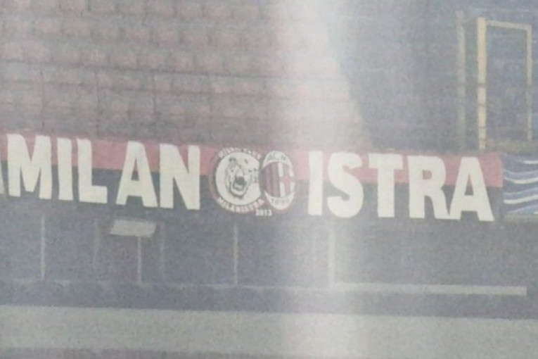 Sporni transparenti su i dalje na tribinama