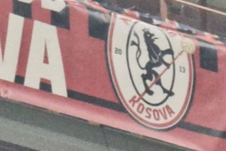 Sporni transparenti su i dalje na tribinama