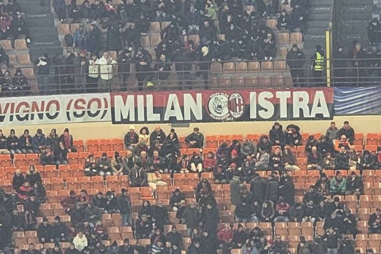 Sporni transparenti su i dalje na tribinama