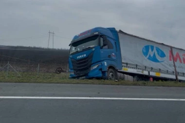 KAMION SLETEO S PUTA IZMEĐU ŠIMANOVACA I PEĆINACA! Poginuo vozač!