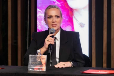 HRVATSKA MUZIČKA ZVEZDA POSTALA BAKA: Zbog jedne stvari je zabrinuta!