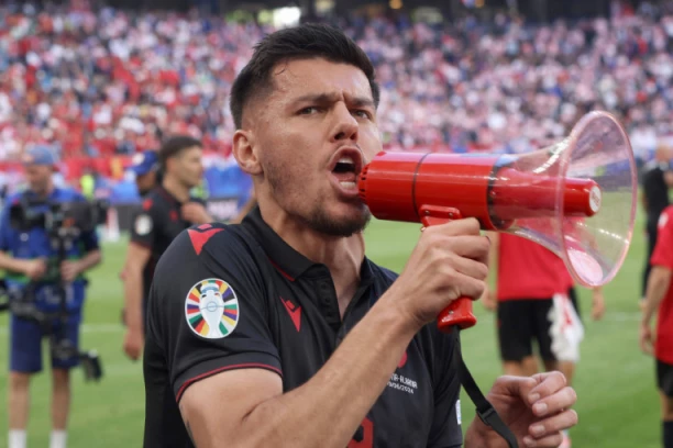 NAJKONTROVERZNIJI ALBANAC! Vređa Srbe, veliča teroriste, a sada će morati u Beograd!