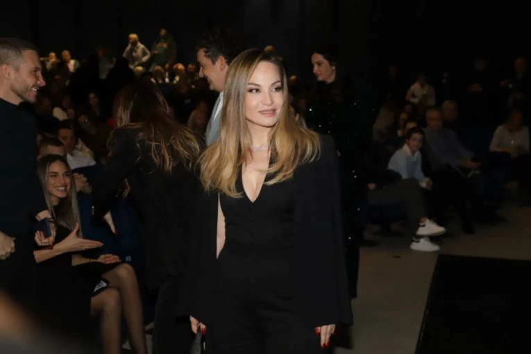 ŠTA SE DEŠAVA SA JELENOM TOMAŠEVIĆ NAKON BOLESTI?! Pevačica OTKAZALA koncert, a evo u kakvom je sada stanju! (FOTO)