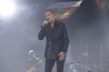 SVE OČI UPRTE U SUPRUGU SERGEJA ĆETKOVIĆA: Kristina zasenila prisutne provokativnim izdanjem - BUJNI DEKOLTE MAMI UZDAHE! (VIDEO)