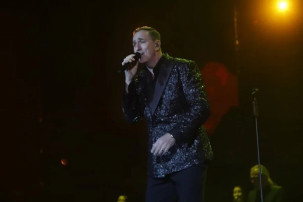 CELA SRBIJA BRUJI O SNIMKU SERGEJA ĆETKOVIĆ SA ULIČNIM SVIRAČIMA: Pogledajte zbog čega je pregledan više od TRI MILIONA puta! (VIDEO)