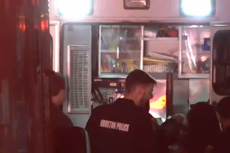 UBIJENO DVOJE TINEJDŽERA, DEVOJČICE KRITIČNO! Maskirani UBICA PUCAO na decu - policija zatekla HOROR! (VIDEO)