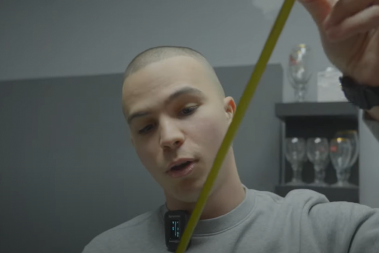 Vojaž meri monitor i pokazuje metar