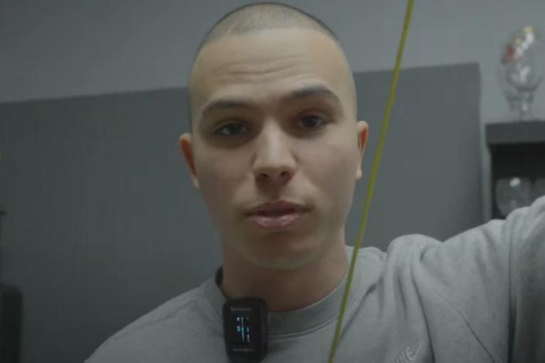 Vojaž meri monitor i pokazuje metar