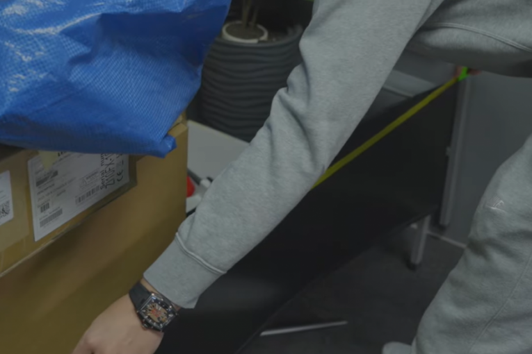 Vojaž meri monitor i pokazuje metar