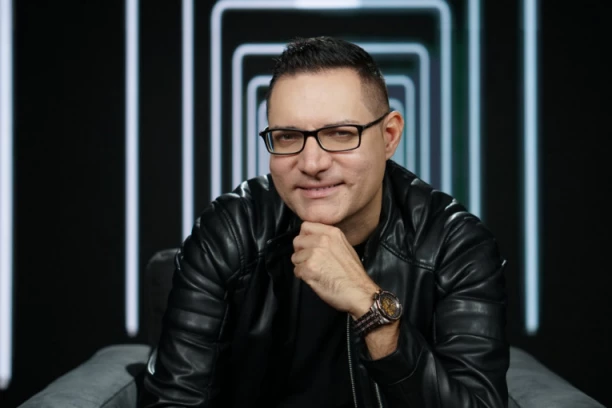 SVI SU MISLILI DA JE MILIONER, A NIJE IMAO NI ZA PATIKE: Potresna ispovest našeg pevača!