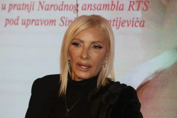 SA NOVOGODIŠNJIH PROSLAVA SAČUVA OVO, pa farba jaja! Cakana otkrila svoju tehniku!