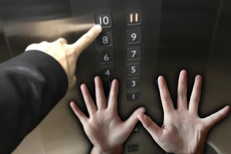 HOROR NA VISINI OD 30 METARA! Ljudi šest sati bili ZAROBLJENI u liftu na TV tornju! (VIDEO)