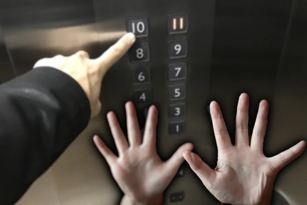 HOROR NA VISINI OD 30 METARA! Ljudi šest sati bili ZAROBLJENI u liftu na TV tornju! (VIDEO)