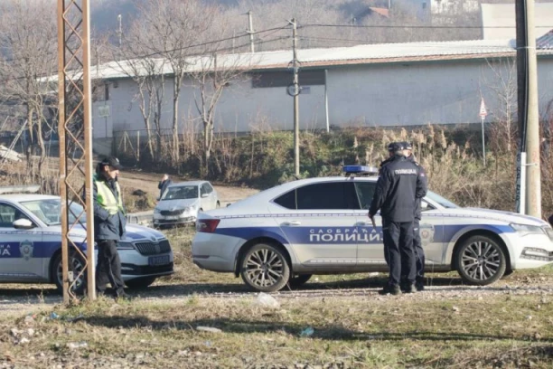 TEŠKA NESREĆA U SMEDEREVU! Sudar voza sa tečnim gasom i kombija! (FOTO)