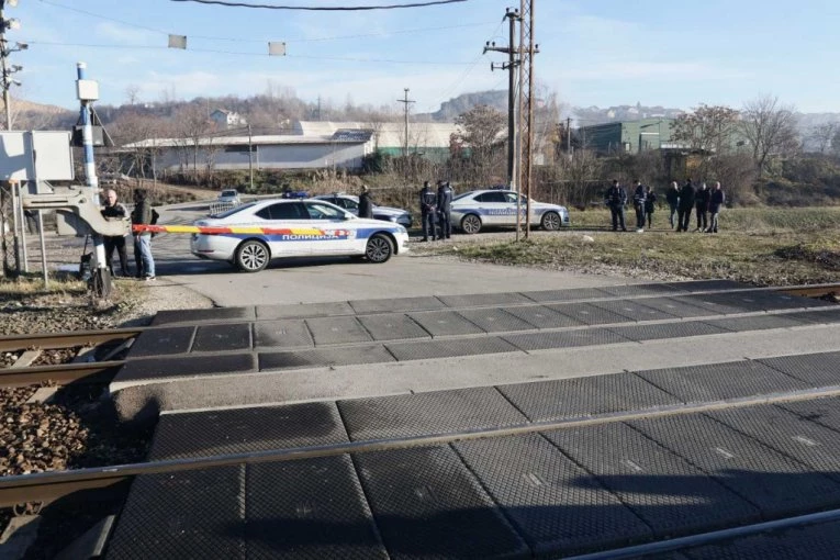 IMA MRTVIH KOD ČAČKA! Voz udario kombi, vozilo od siline udara upalo u kanal