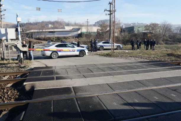 IMA MRTVIH KOD ČAČKA! Voz udario kombi, vozilo od siline udara upalo u kanal