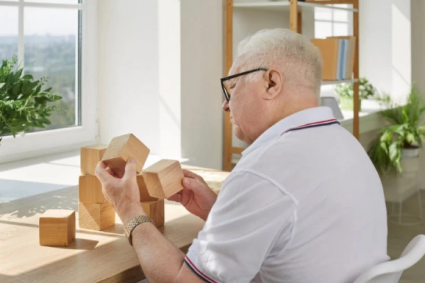 6 ŠOKANTNIH ZNAKOVA DEMENCIJE KOJI SE POJAVLJUJU MNOGO PRE GUBITKA PAMĆENJA: Psovanje je samo jedan od njih, drugi se javlja tokom PARKIRANJA!
