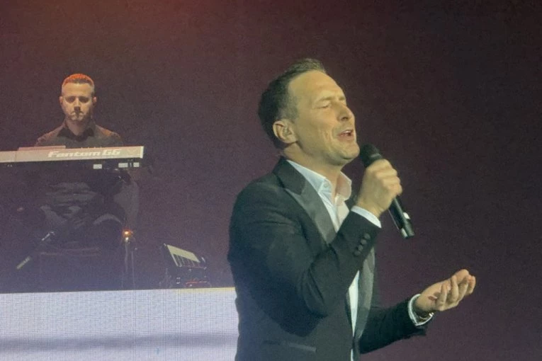 PEĐA BLIZANAC ODMAH PREKINUO VELIKI KONCERT! Nakon ovih reči ČITAVA DVORANA ZAVRŠILA U SUZAMA! (VIDEO)