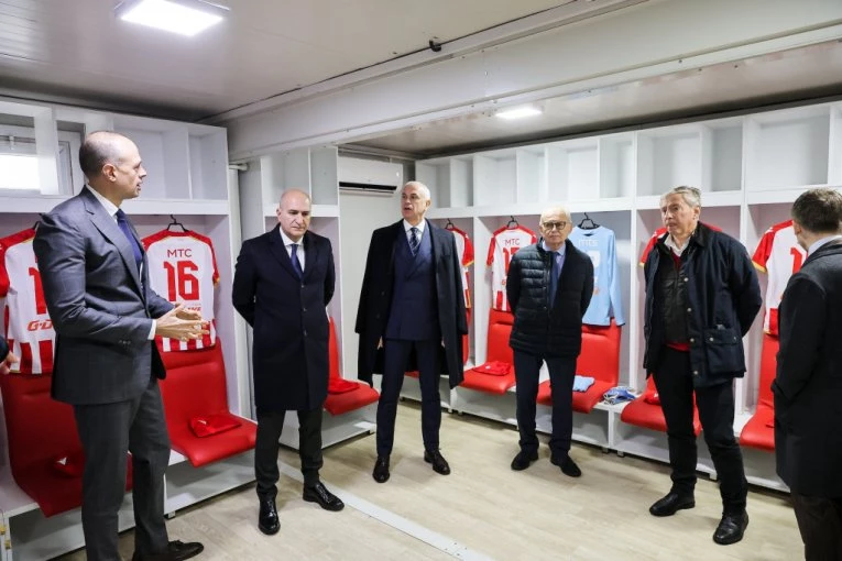 SPORTISSIMO PAPARACO: Evo gde je uprava Zvezde pred proslavu titule (FOTO)