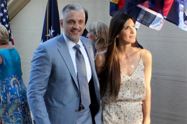 ČEDINA BIVŠA ŽENA UŽIVA S NOVIM DEČKOM U AMERICI: U nekadašnji porodični dom upali IZVRŠITELJI, a ona sad OVAKO živi!