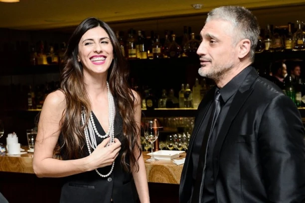 ŠTA JE TO NA BUTINI BIVŠE ŽENE ČEDE JOVANOVIĆA?! Jelena uživa s novim dečkom, a o OVOM detalju i dalje bruje svi! (FOTO)