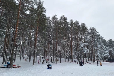 PADA SNEG NA ZLATIBORU! Pogledajte kako se zabelelo uoči Prvog maja: Roštilj sutra uz zimsku opremu (VIDEO)