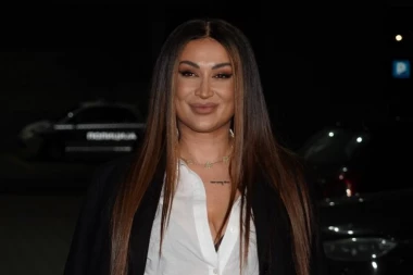 SAZNALO SE SVE O CRVENOM VEŠU ZA DOČEK: Pevačica KLONULA zbog loših odluka - urgentno donela ODLUKU, spremila ŠUŠKE za kolege! (VIDEO)