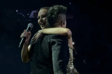 NIJE VEROVALA DA ĆE JOJ SE OVAKO NEŠTO DESITI NA KONCERTU MARIJE ŠERIFOVIĆ: Objavljen snimak sa lica mesta, Aleksandra Prijović se obratila javnosti!