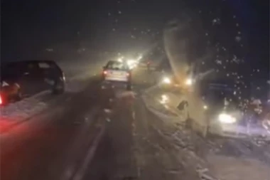 AUTOMOBIL SLETEO SA IBARSKE I PREVRNUO SE! Sneg izazvao katastrofu, ljudi po ulicama padaju KAO POKOŠENI