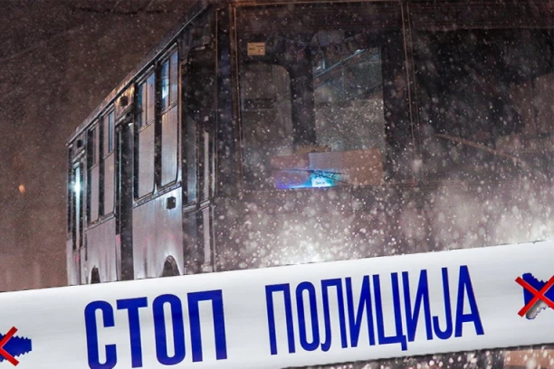 AUTOBUS SLETEO SA PUTA KOD DOBANOVACA: Završio u kanalu, vozač drugog autobusa odmah stao da pomogne (VIDEO)