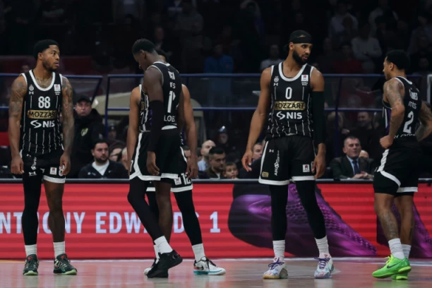 GORE DRUŠTVENE MREŽE: Grobari se ne mire sa porazom u derbiju - udarili na sudije, ali i svoje košarkaše! (FOTO GALERIJA)