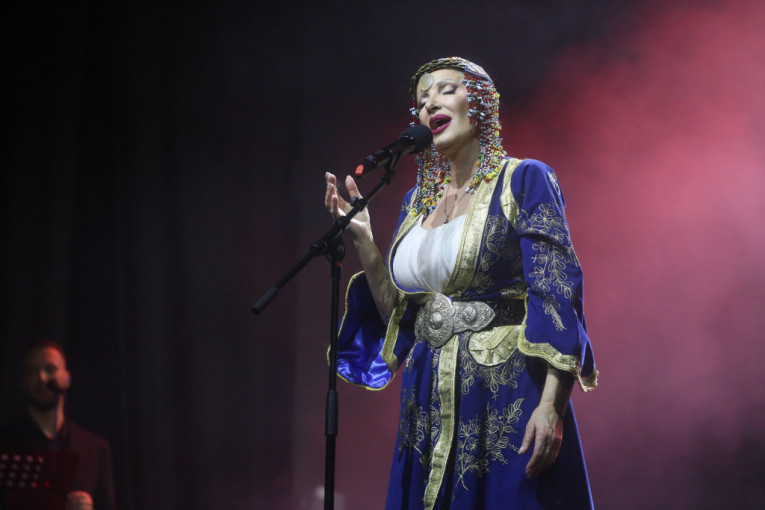 Cakana pevala u narodnoj nošnji