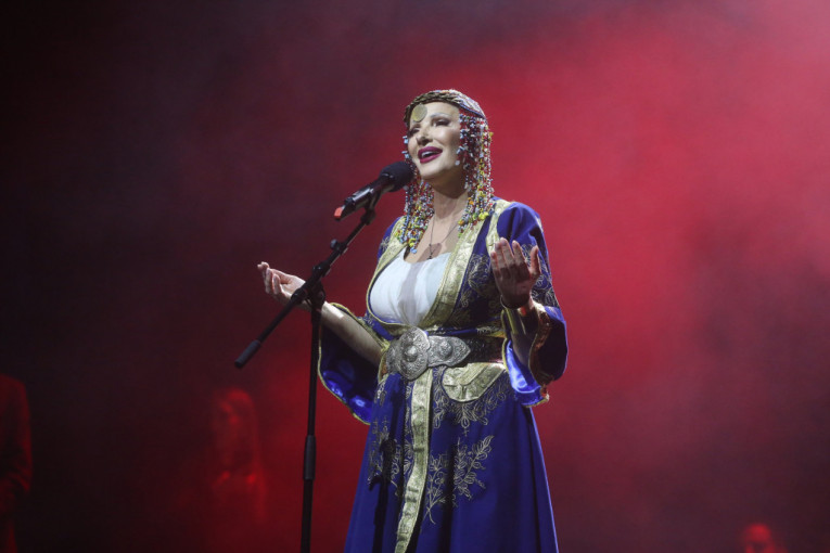 Cakana pevala u narodnoj nošnji