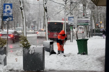 KOMPLETNI HAOS NA ULICAMA BEOGRADA! Od snega se ništa ne vidi, evo šta kažu ZIMSKE SLUŽBE!