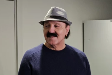 "IMAM HARISOV SNIMAK, ZNAM ŠTA JE RADIO" Skandal na estradi - poznati PEVAČ drži Džinovića u ŠACI! (FOTO)