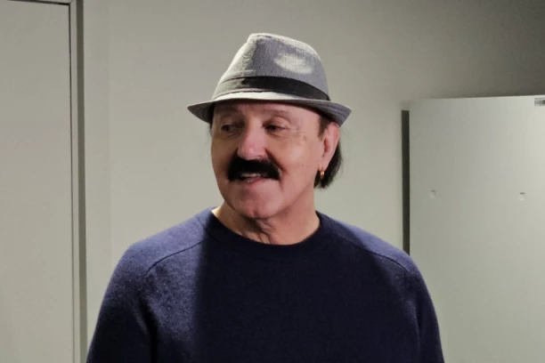 "IMAM HARISOV SNIMAK, ZNAM ŠTA JE RADIO" Skandal na estradi - poznati PEVAČ drži Džinovića u ŠACI! (FOTO)