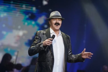 PROCURILA GOLIŠAVA FOTKA HARISA DŽINOVIĆA! Folker bez šešira HVATA RIBE! (FOTO)