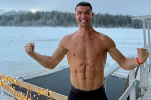 LUDOST ILI HRABROST: Ronaldo ostavio sve bez daha - po debelom minusu se skinuo i ušao u ledenu vodu! (VIDEO)